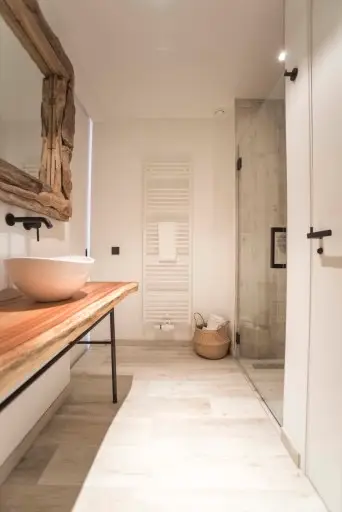 Timeless apartment badkamer