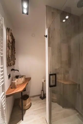 Timeless apartment badkamer