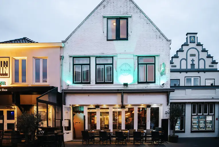 Friends Bar & Kitchen