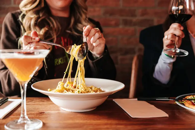 Vrouw draait haar spaghetti op haar lepel