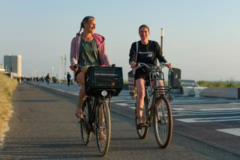 Fietsen over de boulevard