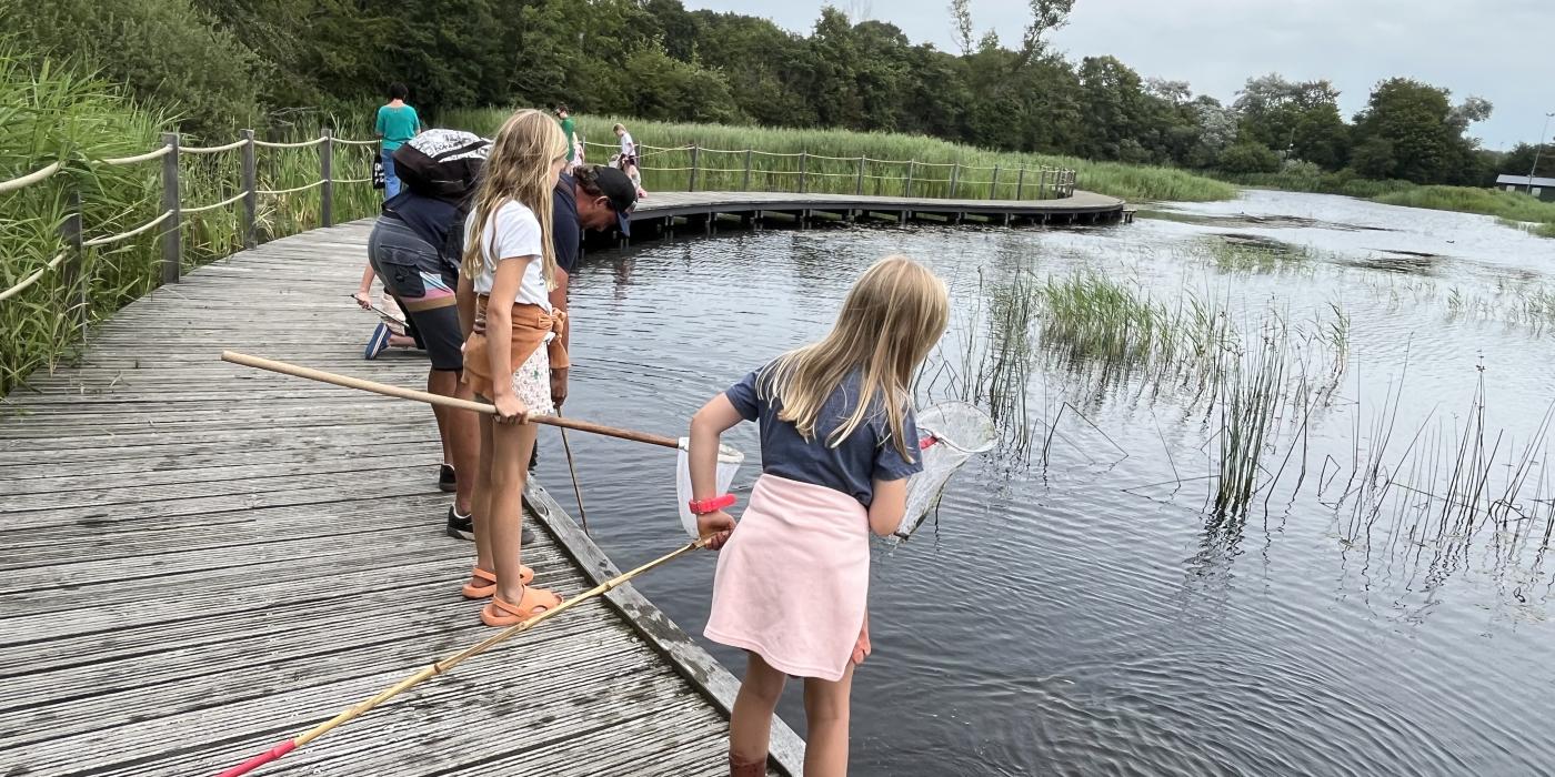 Kinderen aan het vissen