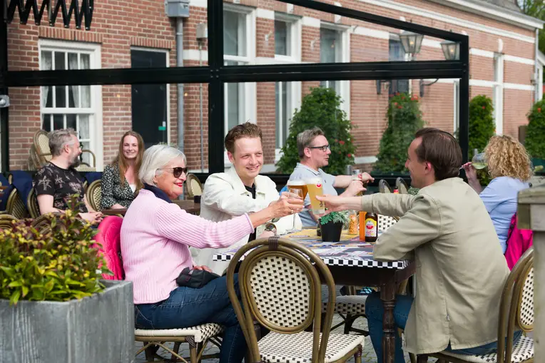 Terras vol met borrelende mensen bij 't Wapen van Zandvoort