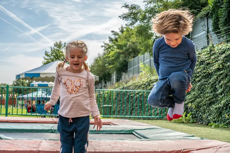 Kinderen op trampolines in linnaeushof