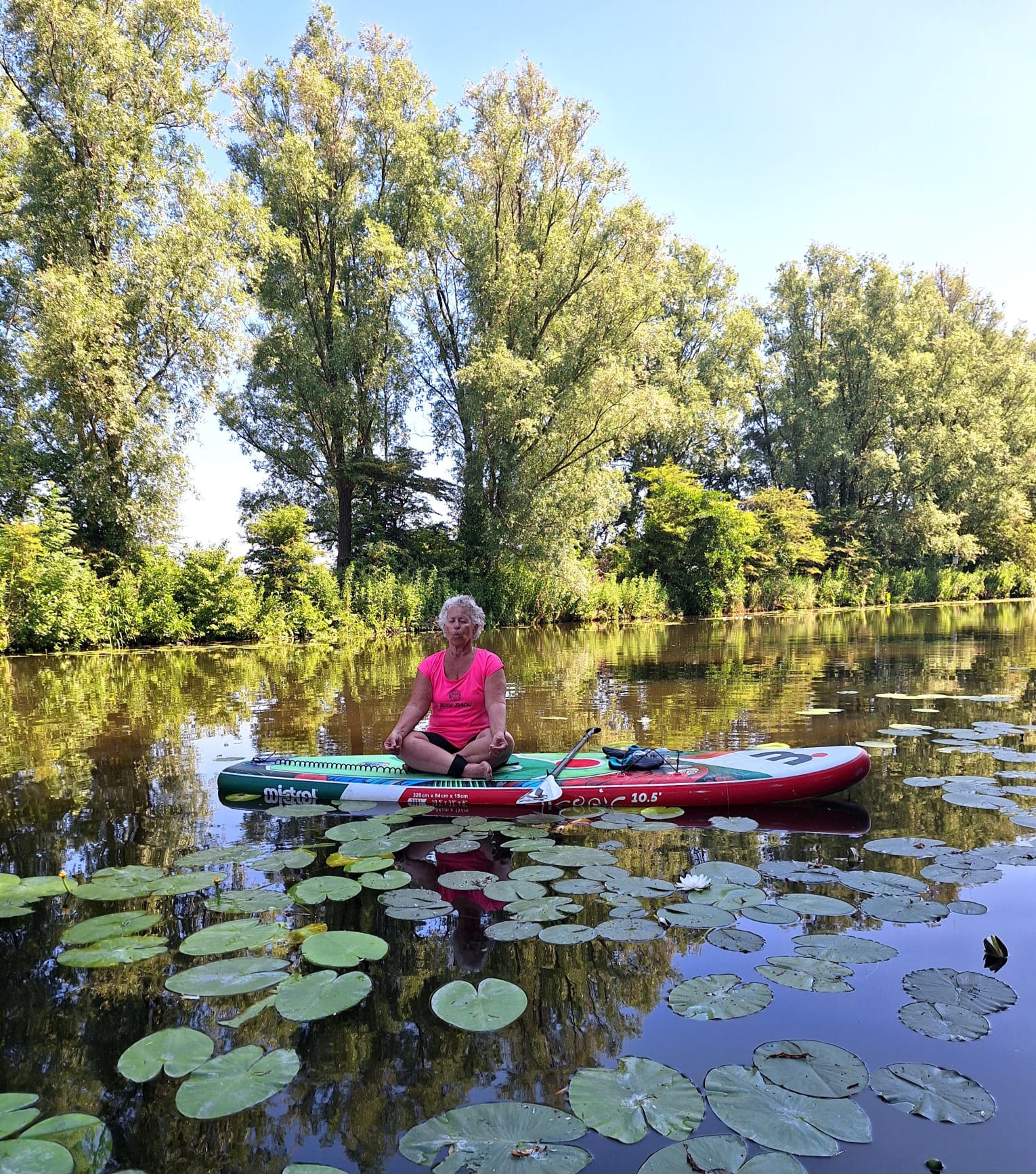 Sup Yoga op een supboard bij Supschool Cup of Sup