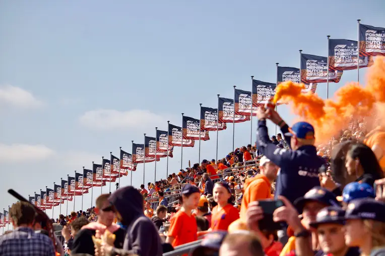 Tribune vol met race fans