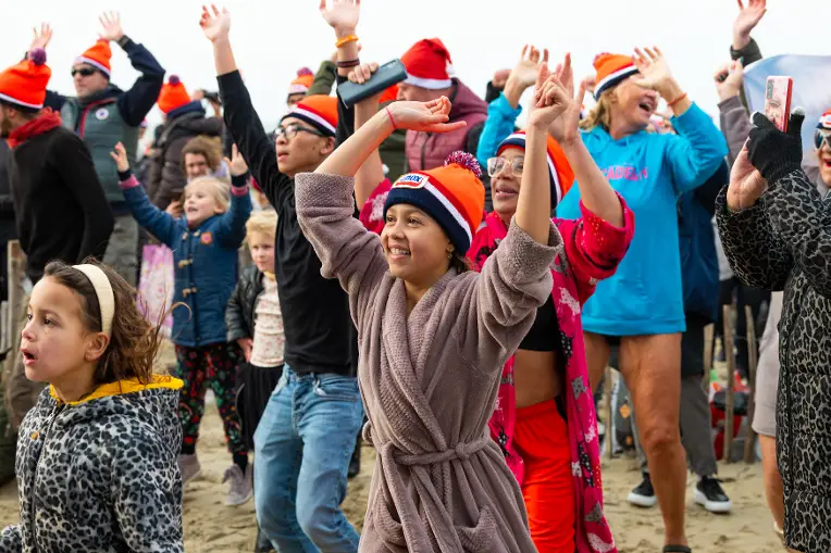Warming up voor de nieuwjaarsduik.