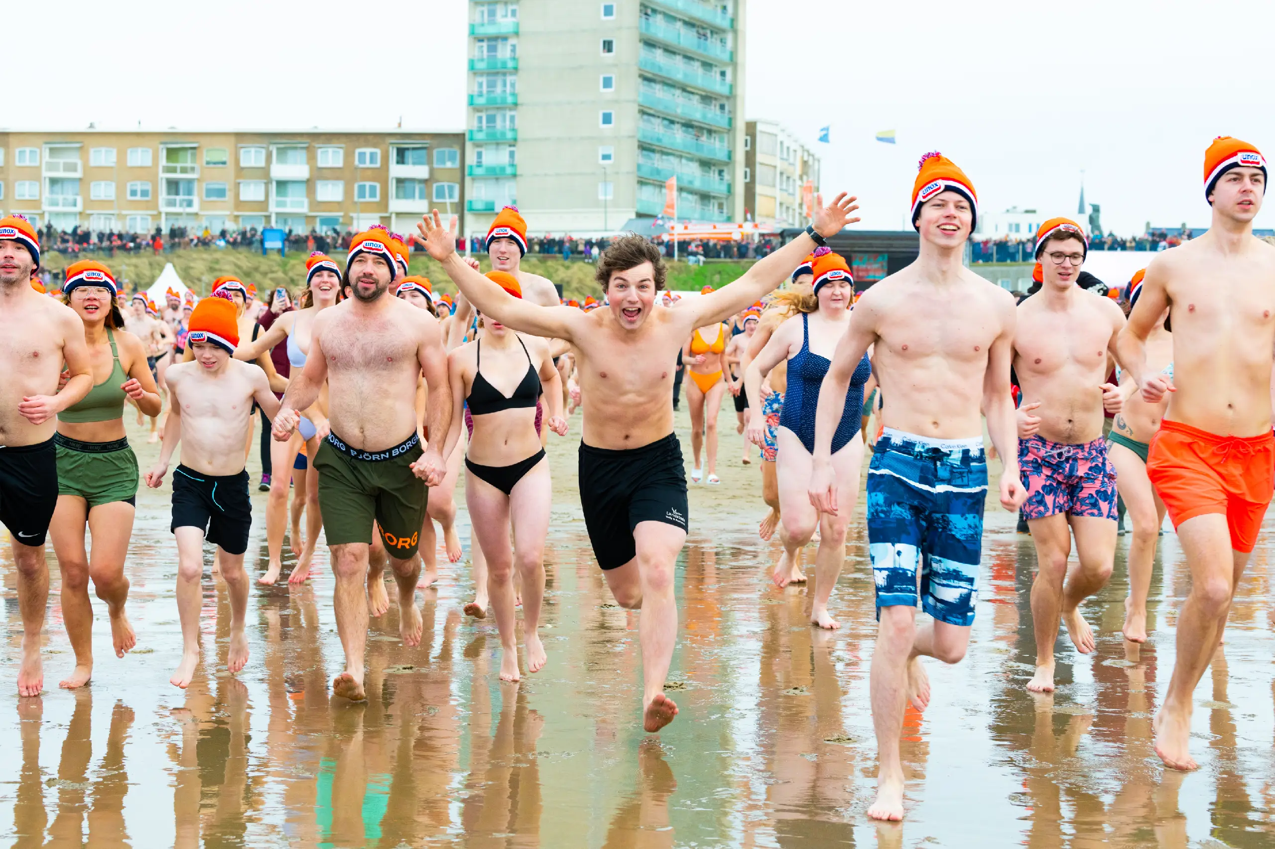 Mensen rennen de zee in tijdens de nieuwsjaarsduik.