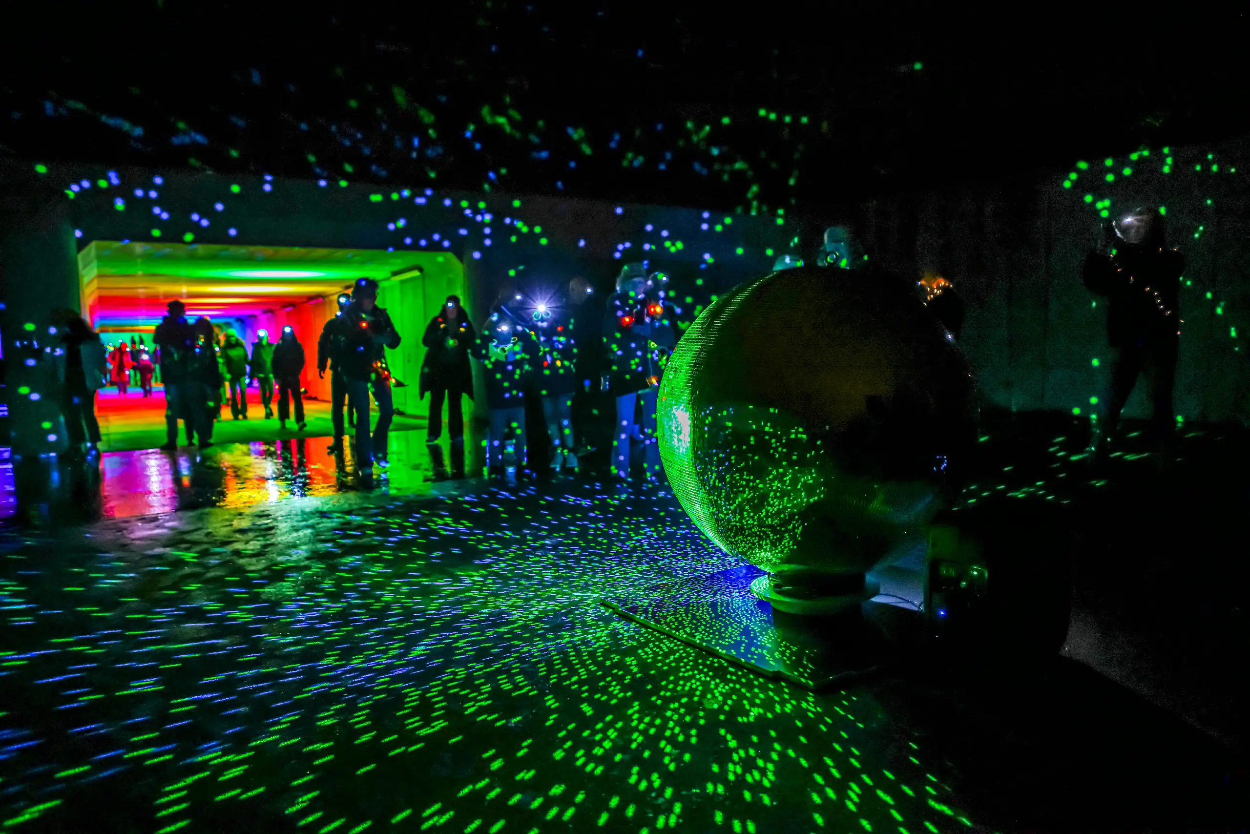 Verlichte tunnel en discobol tijdens de Zandvoort Light Walk.