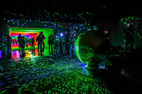 Verlichte tunnel en discobol tijdens de Zandvoort Light Walk.