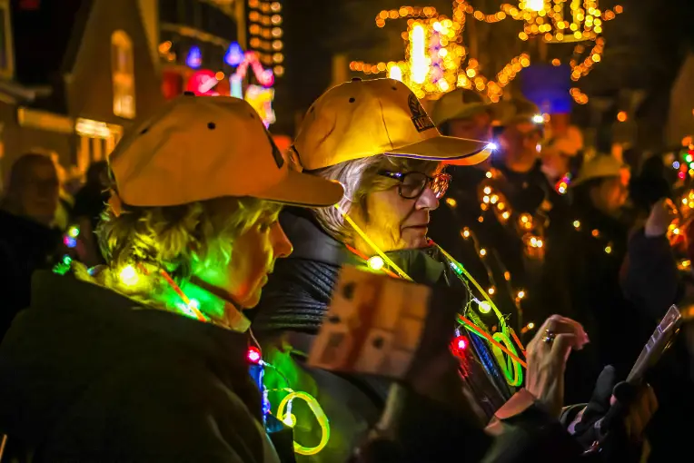 Twee vrouwen met verlichte petjes tijdens de Light Walk Zandvoort.