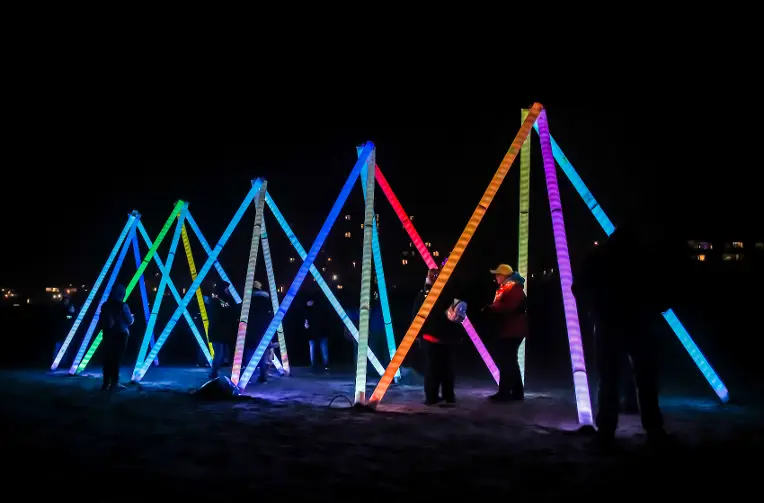 Verlichte piramides waar je onderdoor kan lopen tijdens de Light Walk Zandvoort.