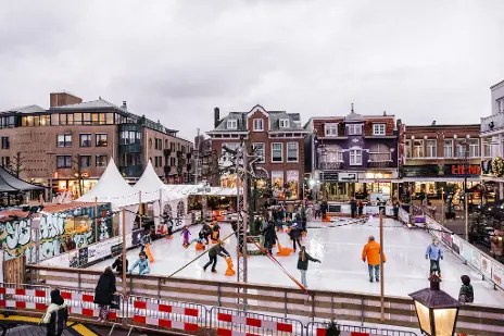Overzicht van schaatsende kinderen 