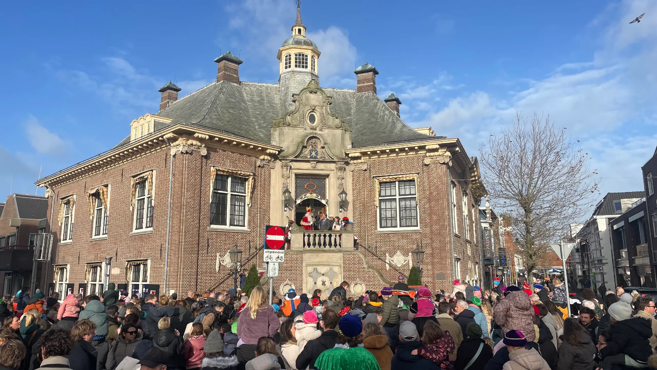 Sinterklaar staar voor het Raadhuis