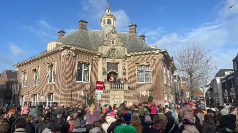 Sinterklaar staar voor het Raadhuis