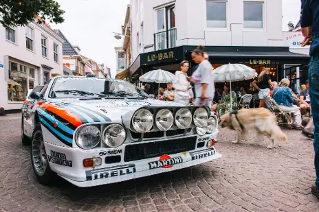 Auto tijdens de Historic Grand Prix Parade.