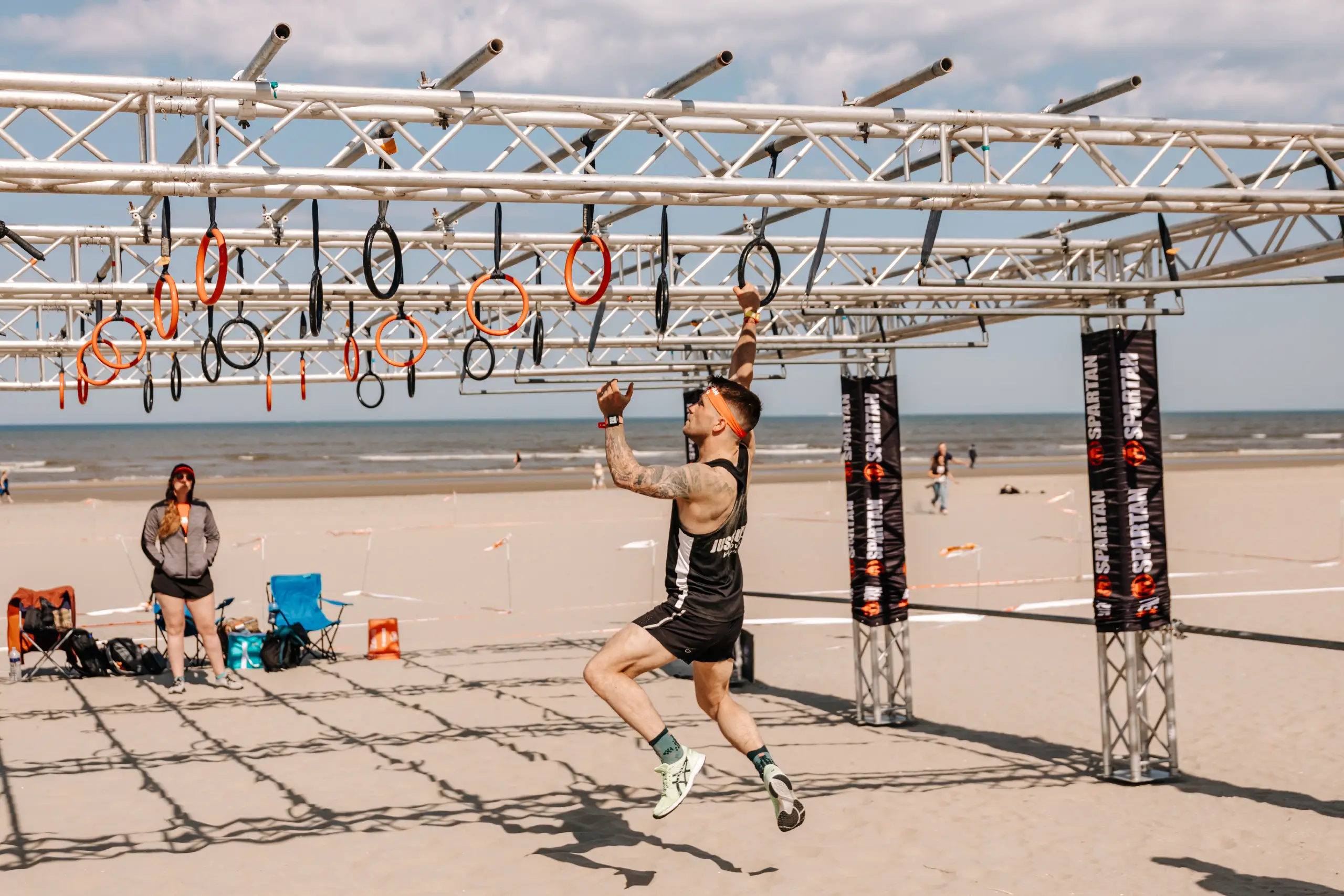Man klimt tijdens de Spartan Race