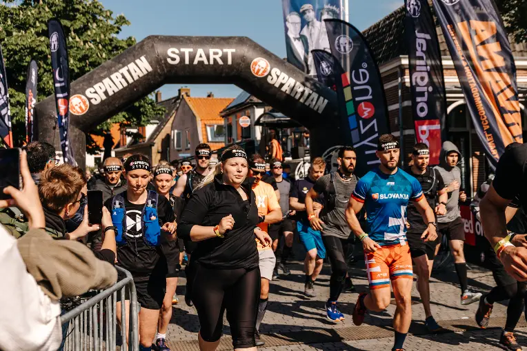 Mensen starten aan de Spartan Race