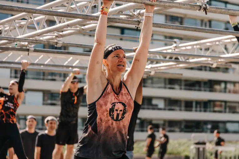 Vrouw klimt tijdens de Spartan Race