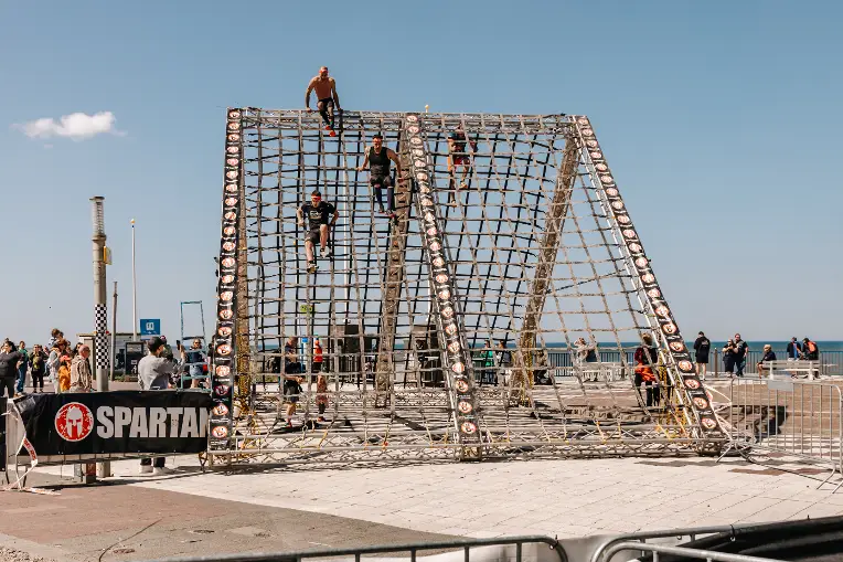 Over een obstakel tijdens de Spartan Race