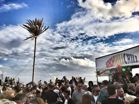 Feestende mensen bij Sandy Hill Chill
