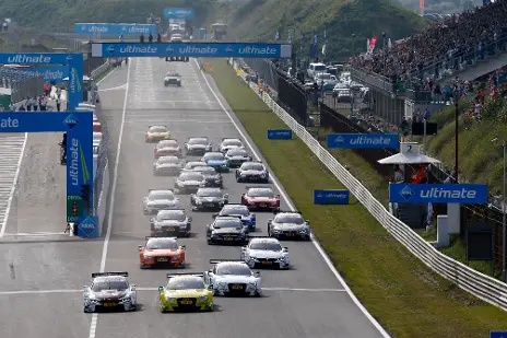 Auto's op het circuit tijdens DTM Zandvoort