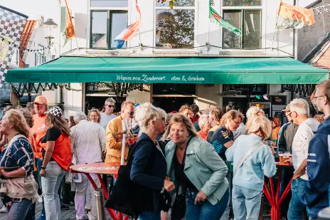 Feestende mensen bij 't Wapen van Zandvoort.