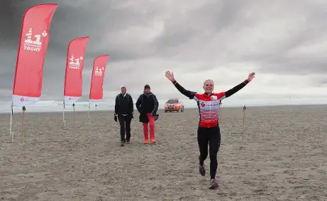 Vrouw finisht bij de 11 strandentocht.