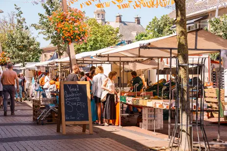 Marktkramen op de weekmarkt in het centrum.
