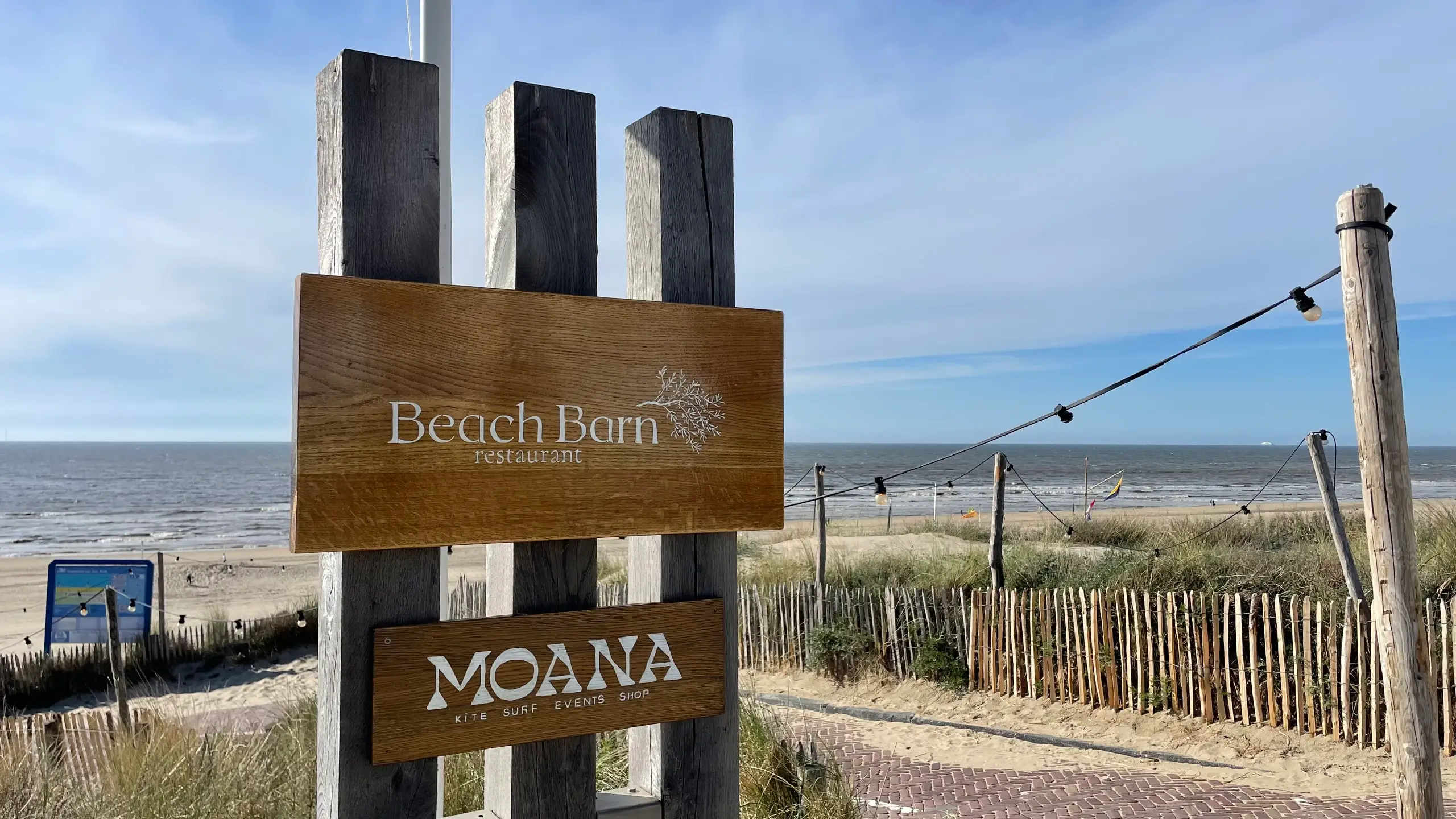 Het bord van strandpaviljoen Beach Barn.