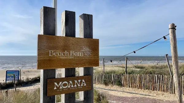 Het bord van strandpaviljoen Beach Barn.