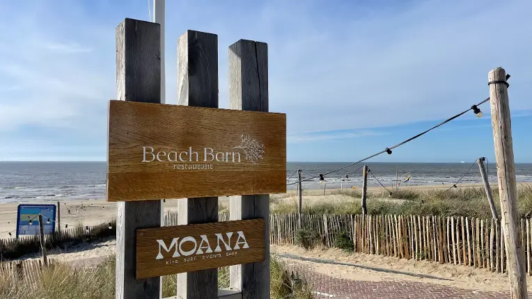 Het bord van strandpaviljoen Beach Barn.