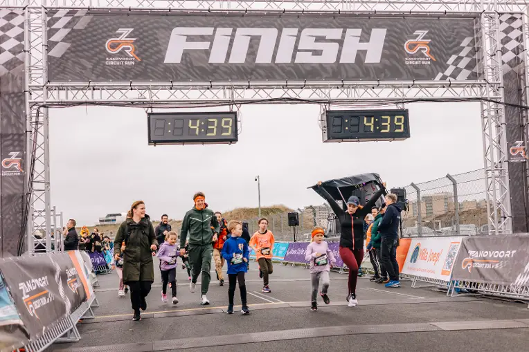 Kinderen rennen over de finish tijdens de Circuit Run