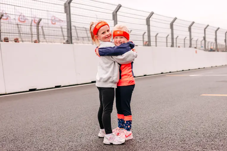 Twee meisjes knuffelen elkaar na de Circuit Run