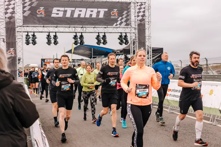 Hardlopers starten aan de Circuit Run
