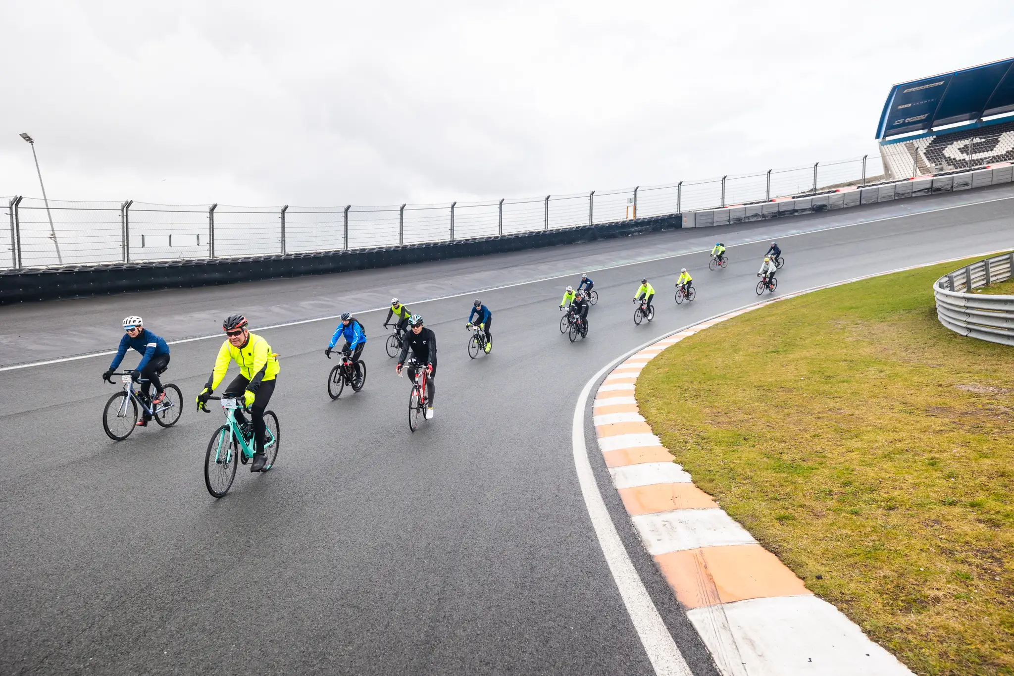 Fietsende mensen tijdens de Omloop van Zandvoort