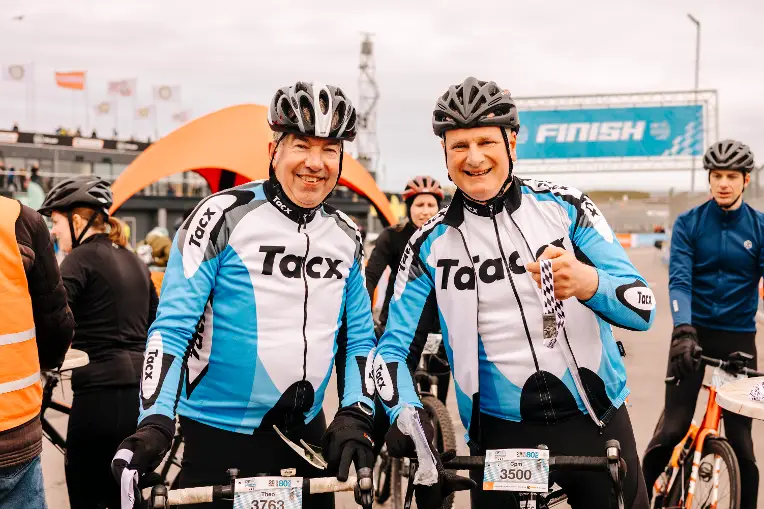 Twee vrienden op hun fiets tijdens de Omloop van Zandvoort