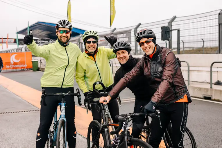 Vier vrienden tijdens de Omloop van Zandvoort