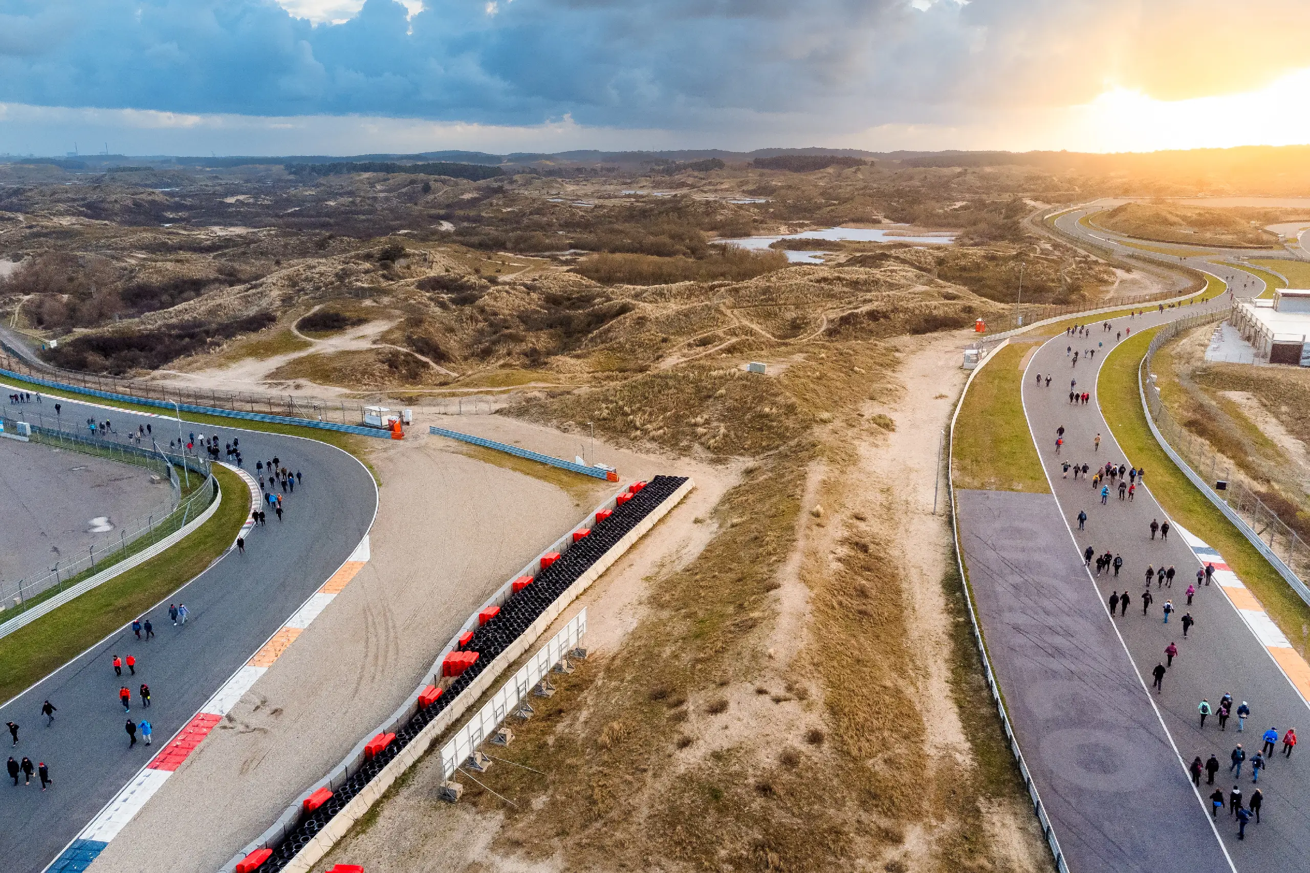 Dronefoto van het circuit tijdens de 30 van Zandvoort.