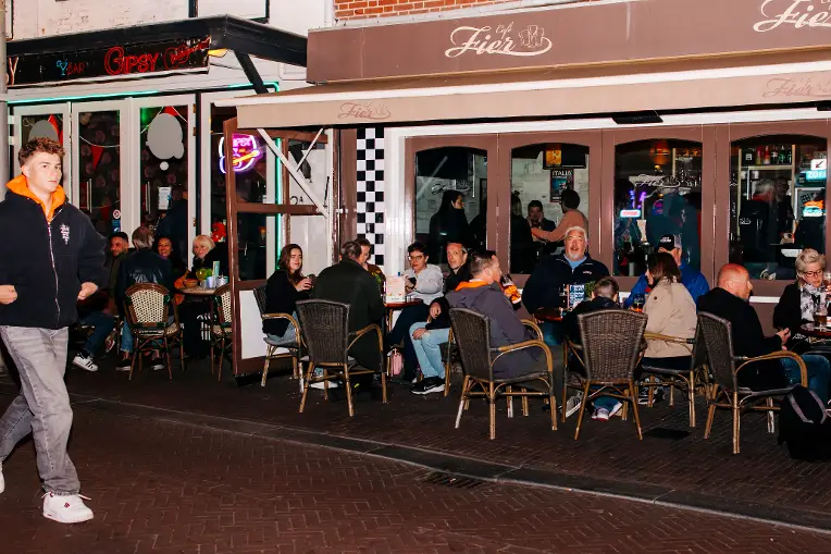 Borrelen bij Café Fier.
