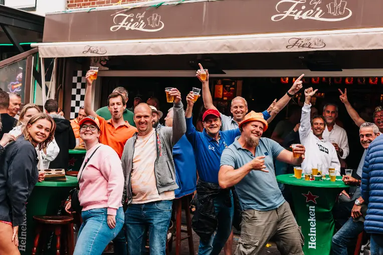 Feestende mensen bij Café Fier