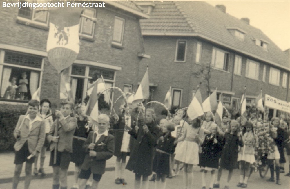 Archieffoto van bevrijdingsoptocht in de Pernéstraat