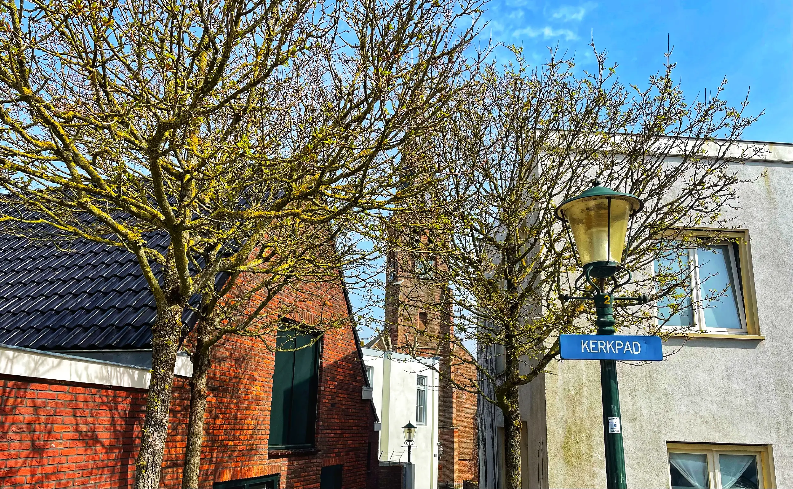 Doorkijkje naar de protestantse kerk in het centrum