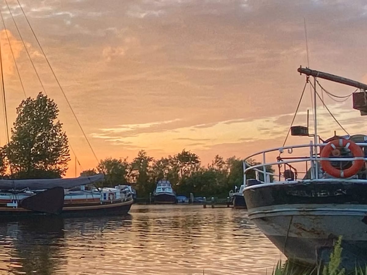 Boten bij zonsondergang