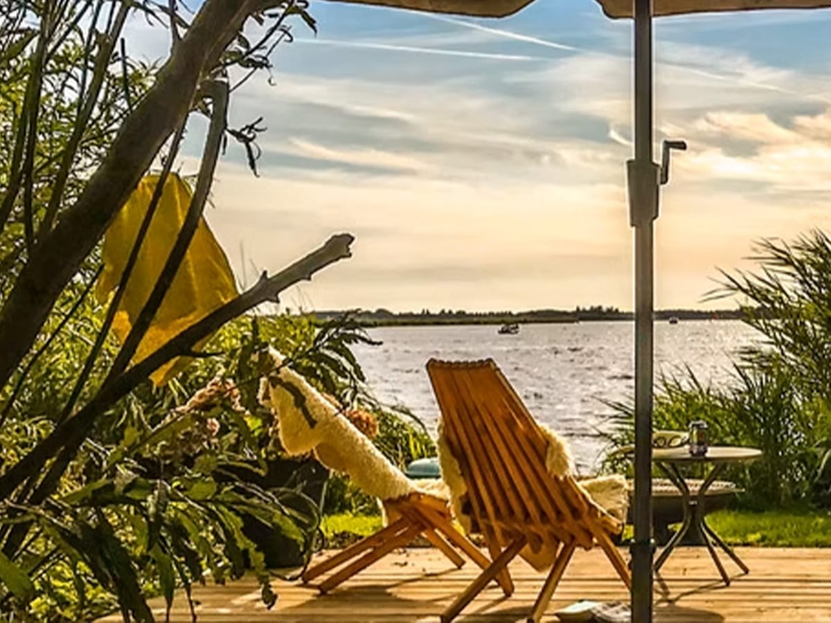Terras met uitzicht op het meer