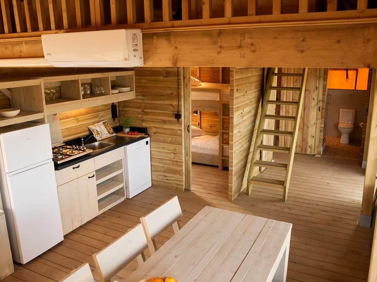 Interieur met keuken en toilet