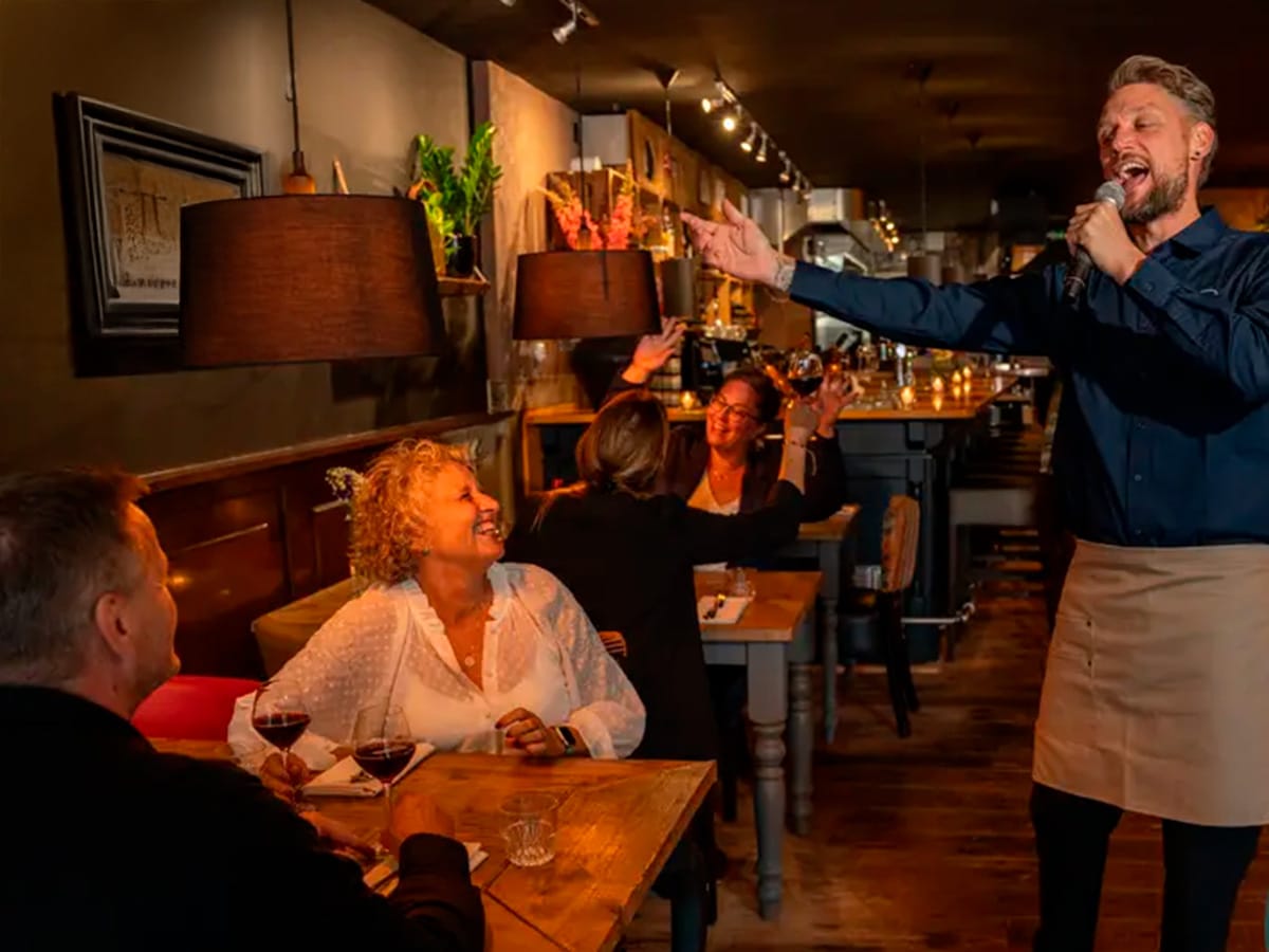 Ober zingt aan tafel