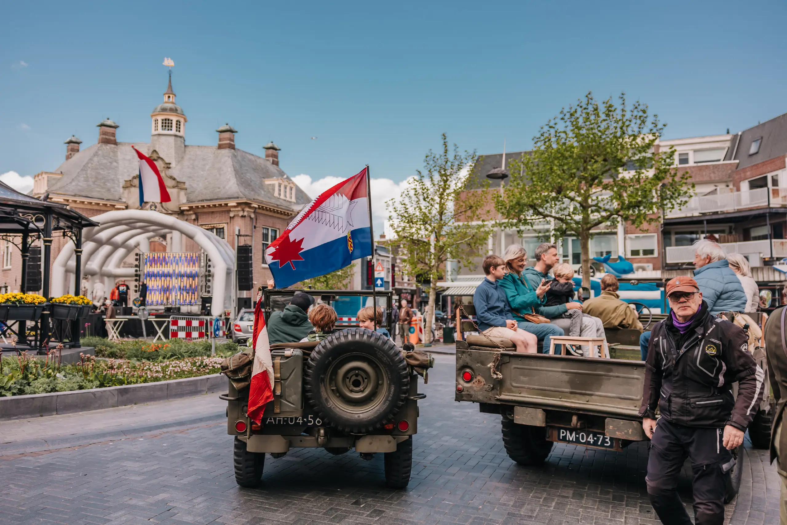 Rondrit militaire voertuigen op 5 mei