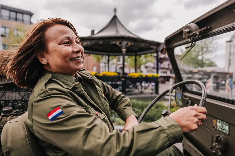 Rondrit militaire voertuigen op 5 mei