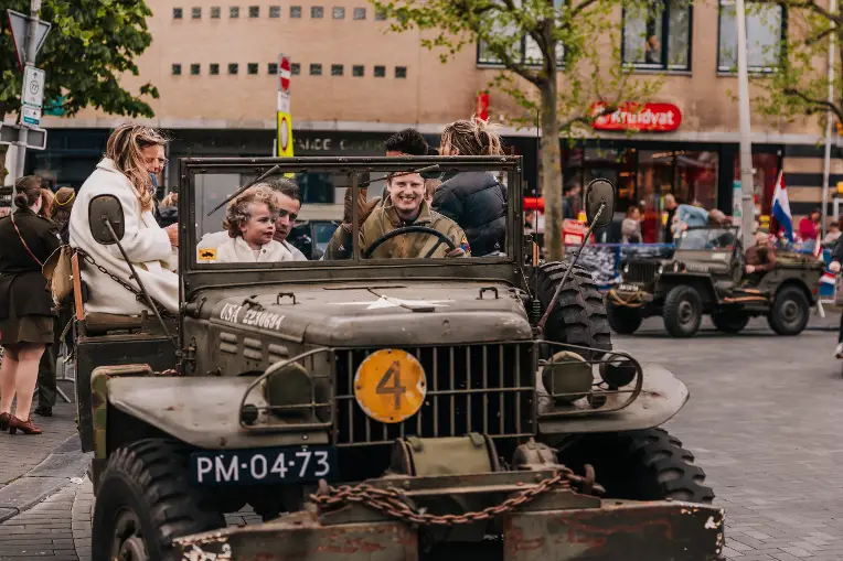 Rondrit militaire voertuigen op 5 mei